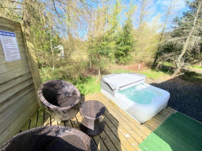 Blair Tiny House with Private Hot Tub - Pet Friendly- Fife - Loch Leven - Lomond Hills